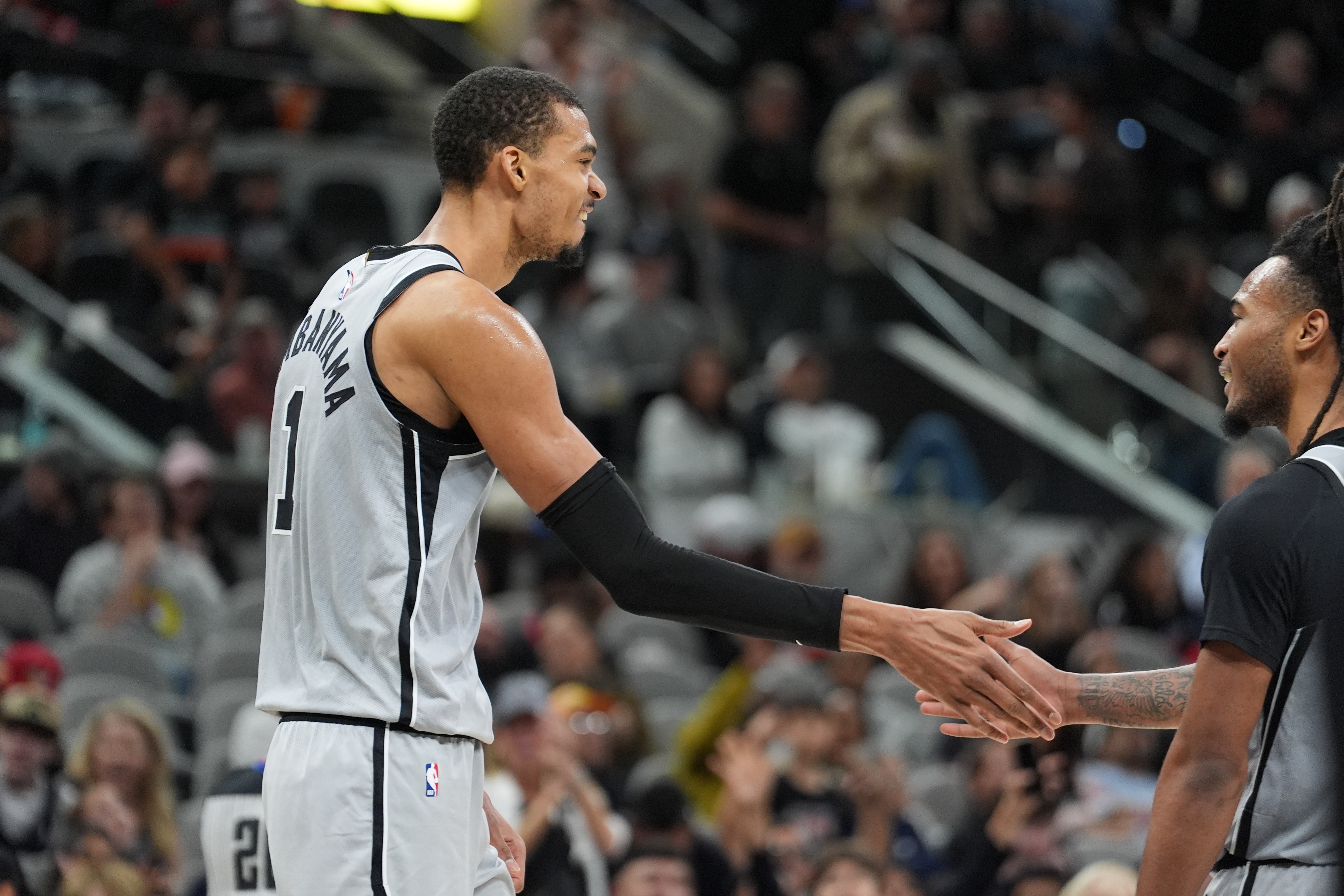 乐鱼体育在线登陆-米奇：文班移动&amp;防守站位都很好 他看起来状态很不错